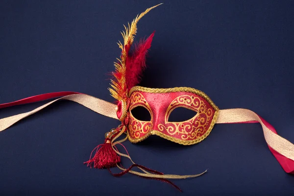 Máscara de penas vermelhas e douradas — Fotografia de Stock