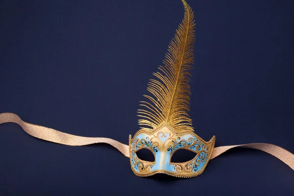 Máscara de plumas azul y oro — Foto de Stock