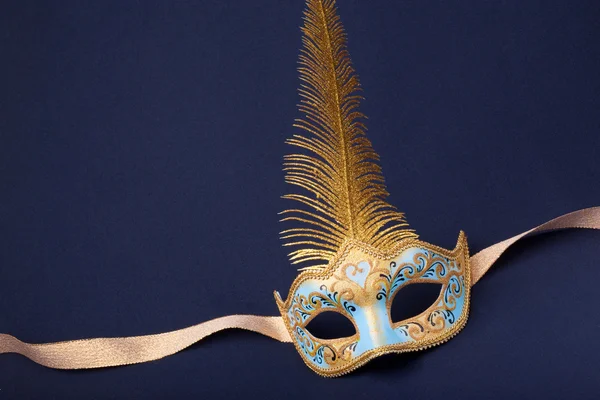 Mavi ve altın tüylü maske — Stok fotoğraf