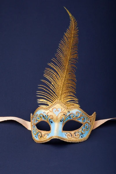 Блакитна і золота пір'яна маска — стокове фото
