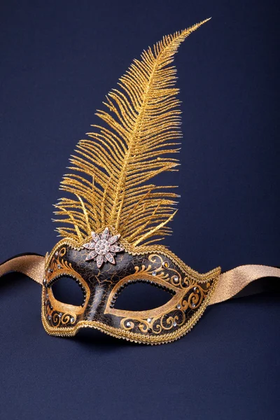 Máscara de penas preta e dourada — Fotografia de Stock