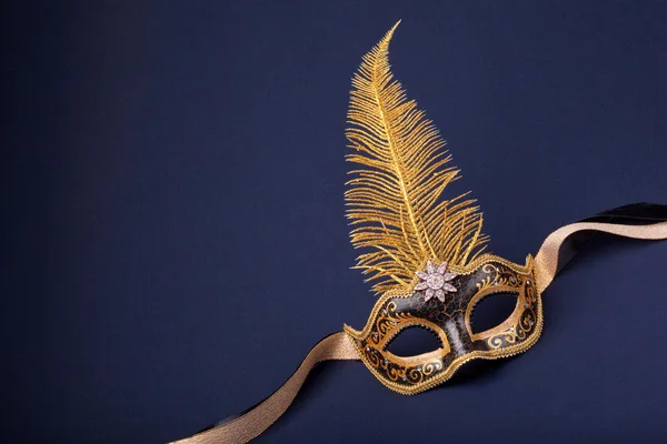 Чорно-золота маска з пір'ям — стокове фото
