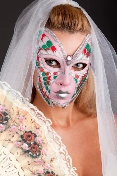 Jovem mulher usando máscara de carnaval — Fotografia de Stock