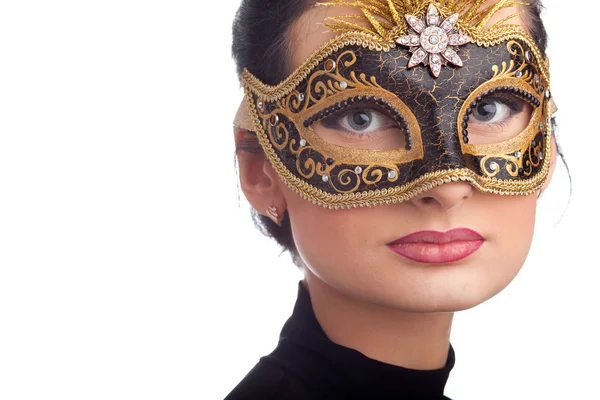 Mulher bonita usando máscara de carnaval — Fotografia de Stock
