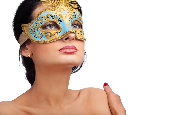 Mooie jonge vrouw dragen blauwe carnaval masker — Stockfoto