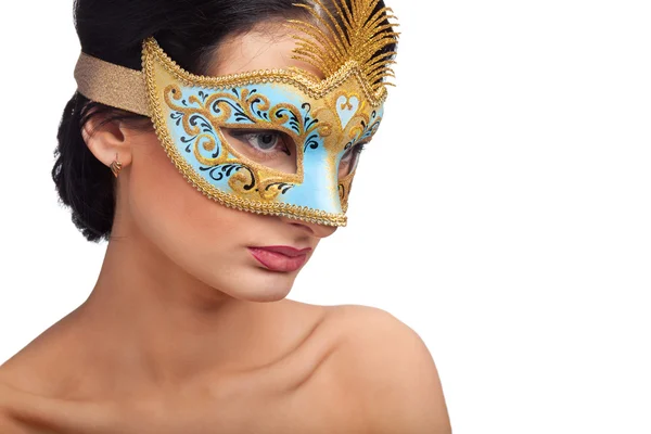 Belle femme portant un masque de carnaval bleu — Photo