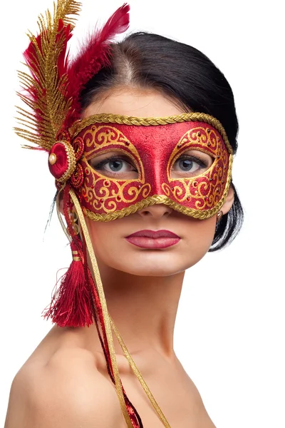 Jeune femme portant un masque de carnaval rouge — Photo