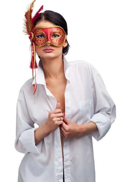 Jeune femme portant un masque de carnaval rouge — Photo