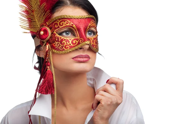 Atractiva hermosa mujer joven con máscara de carnaval rojo —  Fotos de Stock