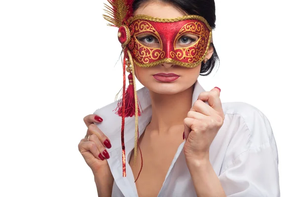 Belle jeune femme portant un masque de carnaval rouge — Photo