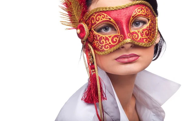 Jonge vrouw dragen rode carnaval masker — Stockfoto