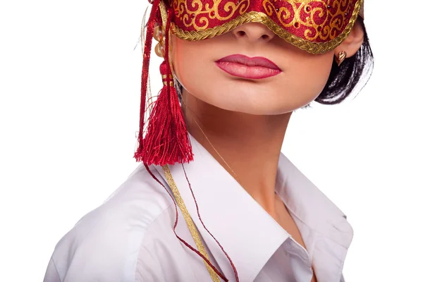 Mladá žena nosí červené karnevalovou masku — Stock fotografie