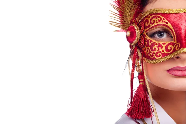 Belle jeune femme portant un masque de carnaval rouge — Photo