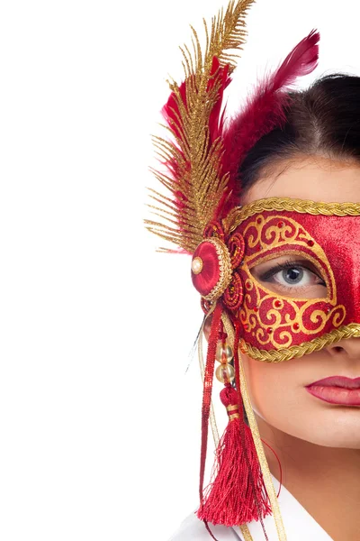 Bella giovane donna indossando maschera carnevale rosso — Foto Stock