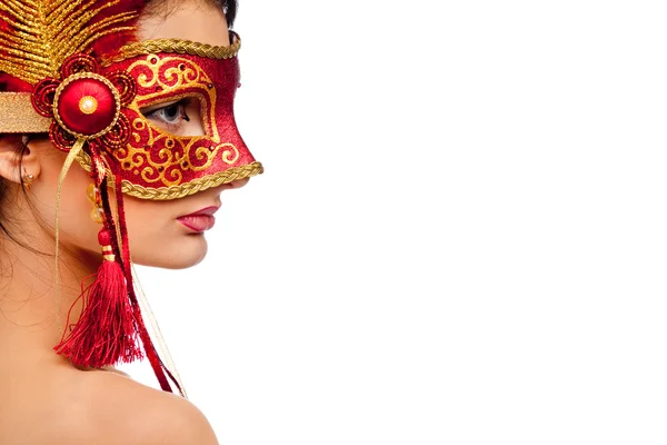 Attraktive schöne junge Frau mit roter Karnevalsmaske — Stockfoto