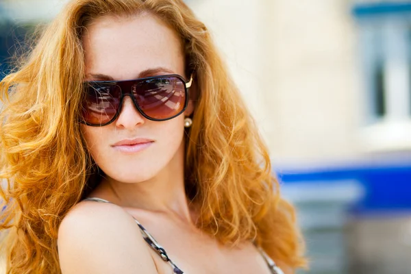 Nő portré napszemüveget visel — Stock Fotó