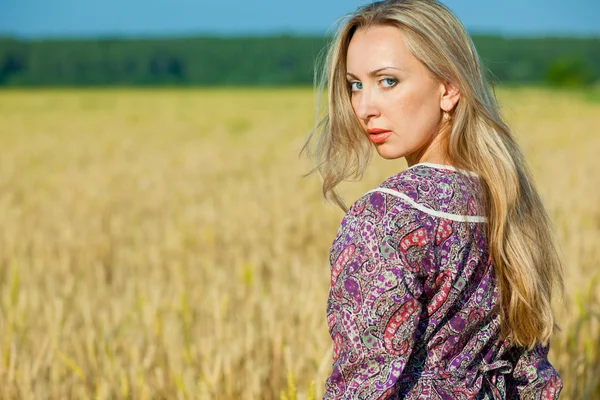 Bellezza ragazza nel campo di grano — Foto Stock