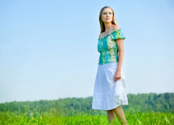 Happy girl stand in field — Stock Photo, Image