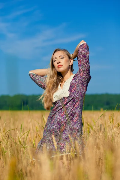 Beauté fille dans le champ de blé — Photo
