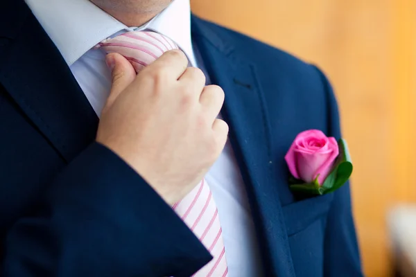 Brudgummen sätta slipsen rak — Stockfoto