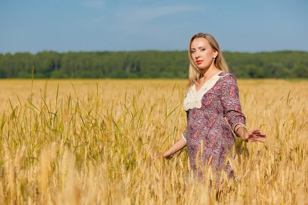 Buğday alanında güzellik kız — Stok fotoğraf