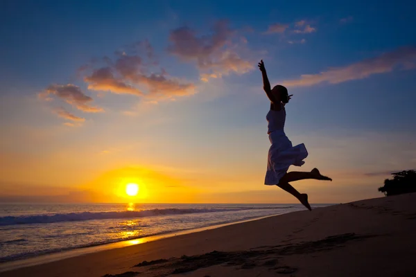 Meisje springen in de zonsondergang — Stockfoto