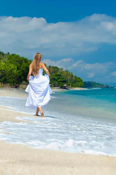 Menyasszony séta a tenger partján — Stock Fotó