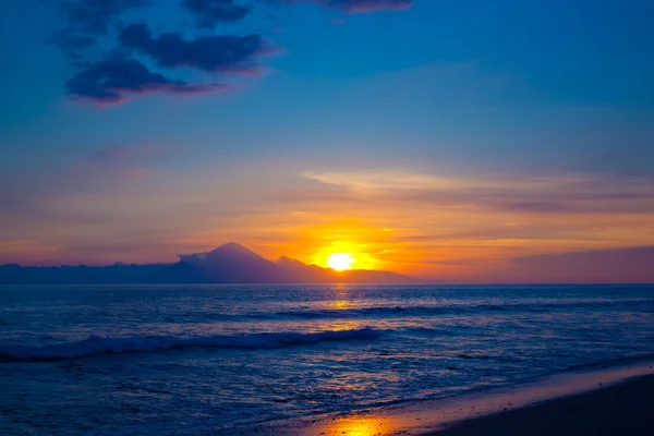 Coucher de soleil tropical sur la plage — Photo