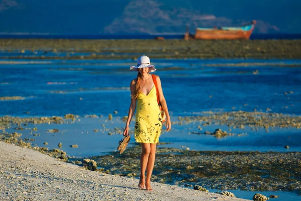 Γυναίκα πηγαίνει για μια βόλτα στο ηλιοβασίλεμα στην παραλία — Φωτογραφία Αρχείου