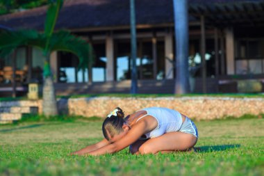 güzel bir genç kadın yoga yaparken