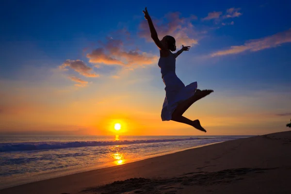 Dziewczyna skoki w zachodzie słońca — Zdjęcie stockowe