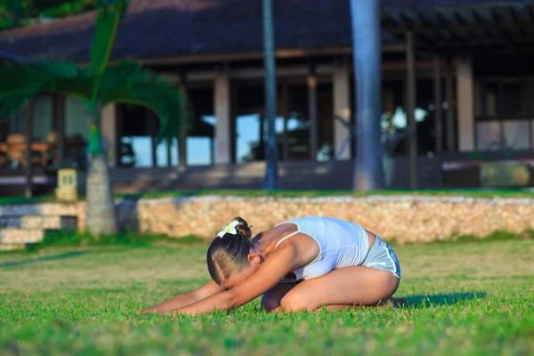 Hermosa joven haciendo yoga —  Fotos de Stock