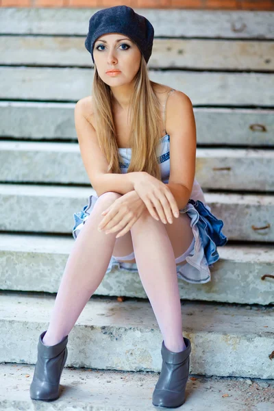 年轻女子坐在台阶上 — 图库照片