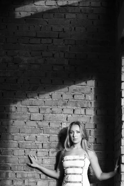 Красивая молодая женщина возле старой стены — стоковое фото