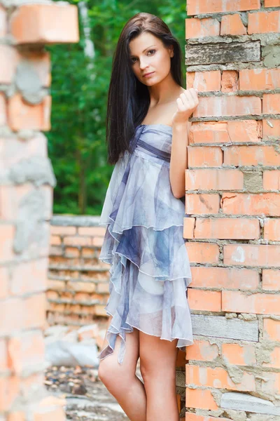 Chica cerca de pared vieja — Foto de Stock