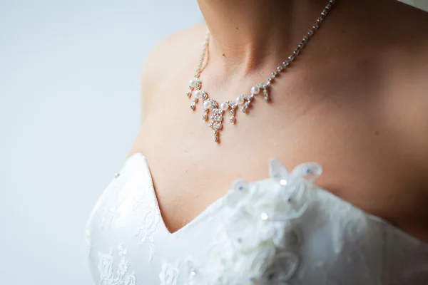 Schmuck am Hals der jungen Braut — Stockfoto
