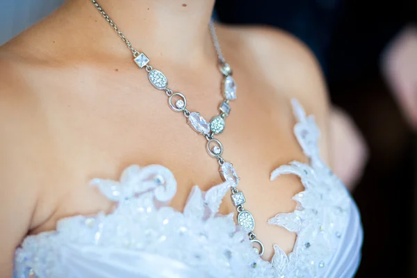 若い花嫁の首の装飾 — ストック写真