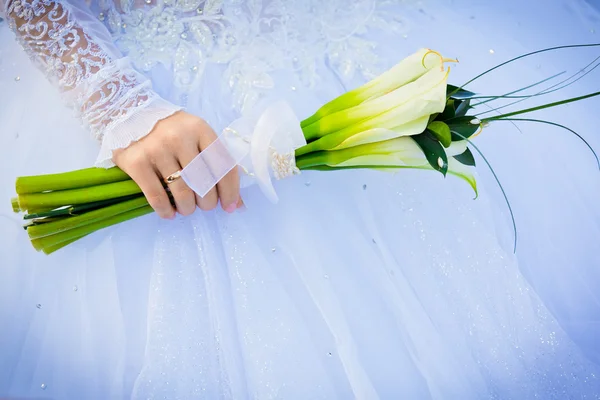 Bruid greep bruiloft boeket — Stockfoto