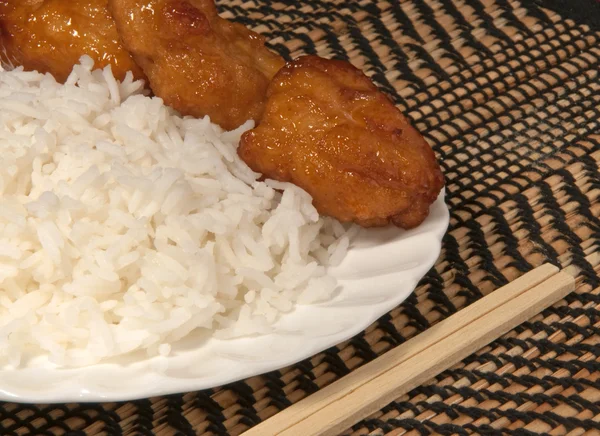 Valkoinen riisi itämaisen kanan kanssa — kuvapankkivalokuva