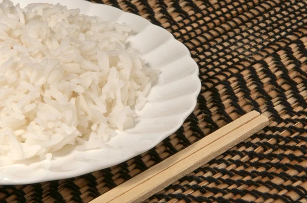 Teller mit gedämpftem Reis — Stockfoto