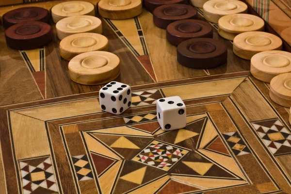 2 tärningar på backgammon desk Royaltyfria Stockfoton