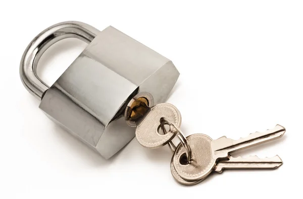 Anahtar deliği içinde üç anahtar ile metalik asma kilit Telifsiz Stok Imajlar