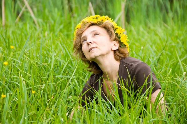 A woman wearing a crown of dandelions — Stock Photo, Image