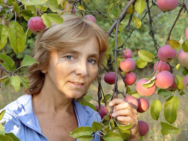 Die Frau neben dem Apfel — Stockfoto