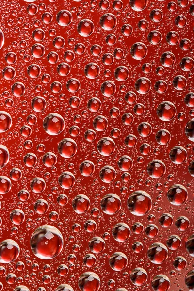 Gotas de agua con fondo rojo — Foto de Stock