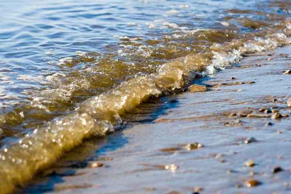 Fröccsen a hullám a tenger partján — Stock Fotó