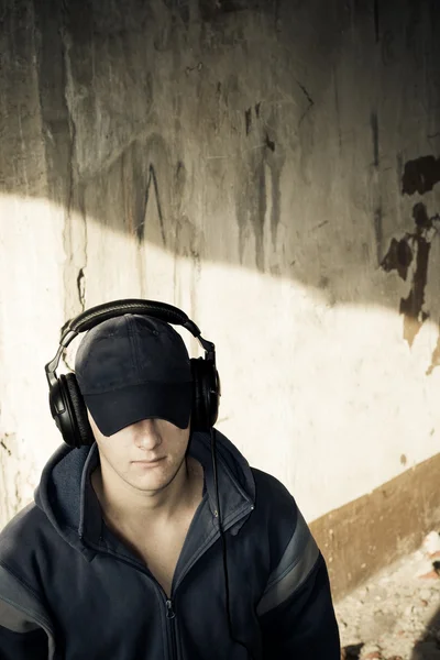 Νεαρός άνδρας που ακούει μουσική — Φωτογραφία Αρχείου