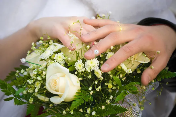 Wedding bouquet and hands of cuple — Stock Photo, Image