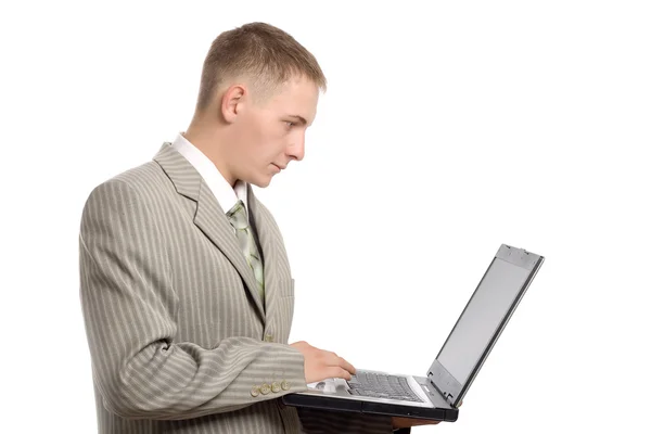 Jeune homme d'affaires travaillant avec ordinateur portable — Photo