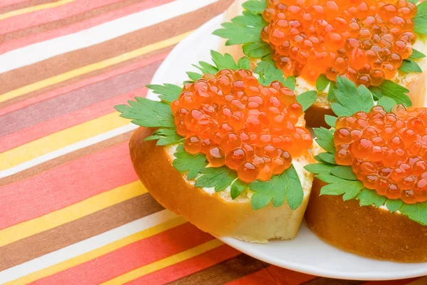 Sándwiches con caviar rojo —  Fotos de Stock